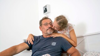 Young Girl and Old Man Action を見る - YOUPORN.ZONE で最高のポルノ