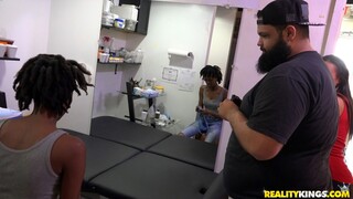Bekijk Hot blonde teen gets pierced then fucked - de beste porno op YOUPORN.ZONE