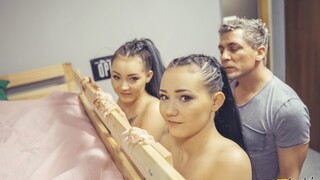 Mira European Twins Enjoy Doggystyle and Squirt - el mejor porno en YOUPORN.ZONE