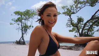 Assista  Blowjob and Gagging on the Beach  - o melhor pornô no YOUPORN.ZONE