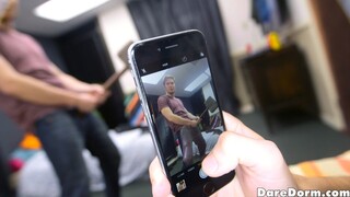 Oglądaj Skinny and Athletic Teens Pizza Party - najlepsze porno na YOUPORN.ZONE