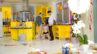 Guarda MMF Madness: Family Friends Get Down and Dirty! - il miglior porno su YOUPORN.ZONE