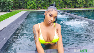 Regardez Bikini Teen Jaymee Green Shows Her Big Tits - le meilleur porno sur YOUPORN.ZONE