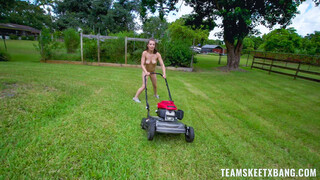 Tonton Getting Down and Dirty on the Lawn - pornografi terbaik di YOUPORN.ZONE