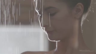Anna Jolie - Shaved Pussy & Cock Sucking in Bathroom - video de sexo gratis YOUPORN.ZONE