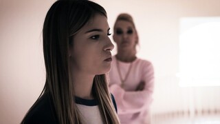 Blonde Stepmom Kristen Scott Gets Rough with Stepdaughter in Threesome を見る - YOUPORN.ZONE で最高のポルノ