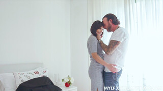 Schau Sweet Talk Before Wild Sex with Experienced MILF - die beste Porno auf YOUPORN.ZONE