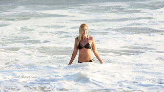 Samantha Rone Riding Justin Hunt on the Beach - videoclip sexual gratuit YOUPORN.ZONE