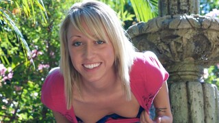 Kelly Spreads Her Legs in the Garden - video seks percuma YOUPORN.ZONE