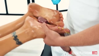 Guarda Nina Elle Big Cock Worship - Foot Fetish & Massage - il miglior porno su YOUPORN.ZONE