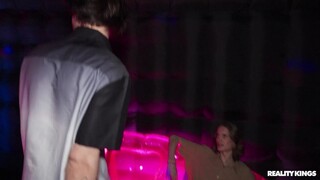 Indoor Seduction with a Muscular Man を見る - YOUPORN.ZONE で最高のポルノ
