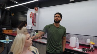 Mira Sarah Shapse and Gigi Strips in Tattoo Shop Threesome - el mejor porno en YOUPORN.ZONE