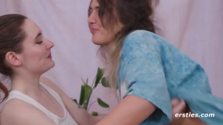 Oglądaj Lesbian Kiss: Gia G & Lola L (Brunette Beauties) - najlepsze porno na YOUPORN.ZONE
