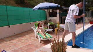 Schau Poolboy Gets Cum in Mouth from MILF Fire Girl - die beste Porno auf YOUPORN.ZONE