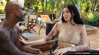 Assista  Outdoor Fuck: Charlotte Sins and Don Get Kinky  - o melhor porno no YOUPORN.ZONE