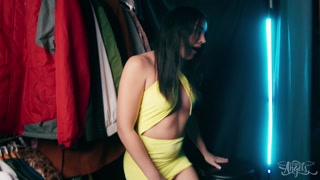 Bekijk Bubble Butt Girl Gives Blowjob for Tip - de beste porno op YOUPORN.ZONE