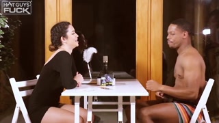 Regardez Mr. Entertainer Russel West Meets the Alluring Leah Rodriguez - le meilleur porno sur YOUPORN.ZONE