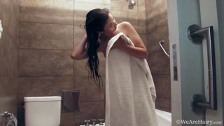 Guarda Shy hairy girl gets naked in shower - il miglior porno su YOUPORN.ZONE